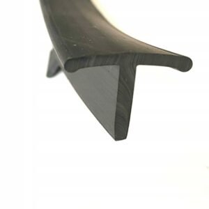 Czarna uszczelka pod carport do wiata fotowoltaiczna, profil T, elastyczna i odporna na UV, pokazana na tle białego tła, marka TSU Lukas.